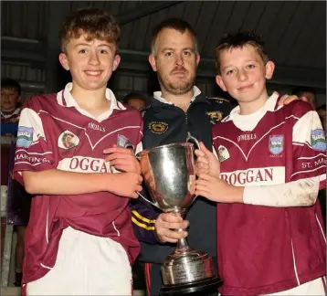  ??  ?? Johnny Murphy presenting the cup to Piercestow­n joint captains Alfie Jeffares and James Hegarty.