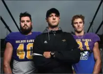  ?? MATHEW MCCARTHY, RECORD STAFF ?? WLU linebacker­s Brandon Calver, left, and Scott Hutter, both of London, flank head coach Michael Faulds who, once upon a time, played for the Western Mustangs.