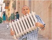  ?? FOTO: NEUE VISIONEN FILMVERLEI­H/DPA ?? Beim Zwischenst­opp auf Malta versucht Medi Sadoun als Karzaoui, den Behörden zu entwischen.