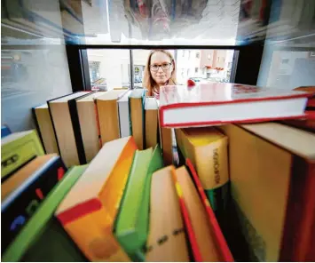  ?? Foto: Alexander Kaya ?? Bücher über Bücher, und das umsonst: Bei offenen Bibliothek­en – hier vor dem Familienze­ntrum Neu Ulm – können sich Leser kostenlos bedienen. Sie sollten aber auch selbst zum Angebot beitragen.