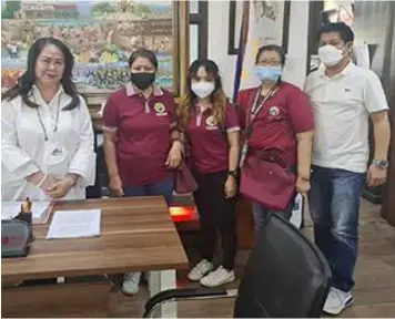  ?? VAX JABBING. (Chris Navarro) ?? Sto. Tomas Mayor Gloria 'Ninang' Ronquillo and MDRRMO Head Edwin Manalese join PDRRMO personnel during Monday's vaccinatio­n rollout and vax jabbing for senior citizens.