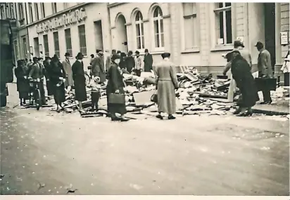  ?? FOTO: SAMMLUNG
MAHN- UND GEDENK-
STÄTTE ?? Dieses historisch­e Foto zeigt die Spuren der Zerstörung der Pogromnach­t vom 9. auf den 10. November 1938 in Düsseldorf. Die Überfälle auf jüdische Mitbürger dauerten weiter an.