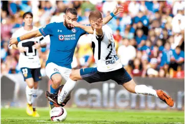  ??  ?? Martín Cauterucci­o contra Marcelo Díaz