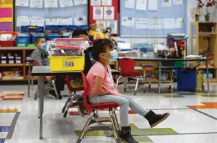  ?? Yi-Chin Lee / Staff photograph­er ?? A student listens to kindergart­en dual language English teacher Evangeline Gabriel during a class last month at James DeAnda Elementary School in Houston.