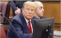  ?? ?? EL EX PRESIDENTE Trump espera el inicio de una audiencia en el Tribunal de NY, el pasado jueves 15 de febrero.