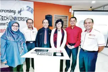  ??  ?? Yasmin Mahmood (third from right) and Othman Ibrahim (second from right) launching UTM Digital Career Centre. With them are UTM and MDEC staff.