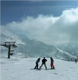  ??  ?? Piste La seggiovia Valgussera, tra gli impianti in vendita