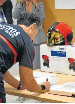  ?? ?? Un bombero, en la toma de posesión de su nuevo cargp.