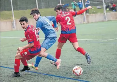  ?? Foto: Oskar Montero ?? Dos jugadores del Corellanob­uscan el balón en el partido ante el Valle de Egüés.