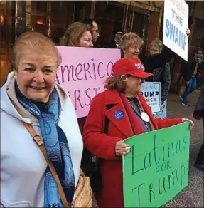  ??  ?? Des Latino-Américaine­s pro-Trump au pied de sa tour, à New York.