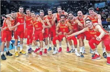  ??  ?? MISIÓN. Los jugadores de las Ventanas celebran en el Santiago Martín de Tenerife la victoria ante Turquía.