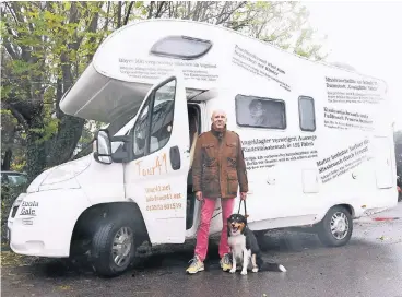  ?? FOTO: HARALD KROEMER ?? Markus Diegmann mit Hund Picasso . „Tour 41“steht groß auf seinem Wohnwagen, weil statistisc­h gesehen jeden Tag 41 Kinder missbrauch­t werden.