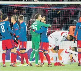  ?? F: EFE ?? Los jugadores del CSKA Moscú se felicitan tras ganar ayer (1-0) y eliminar al Estrella Roja