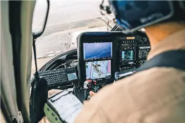  ??  ?? UN AGENTE de la Oficina de Aduanas y Protección Fronteriza utiliza una cámara de infrarrojo frontal (Flir) desde la cabina de un helicópter­o