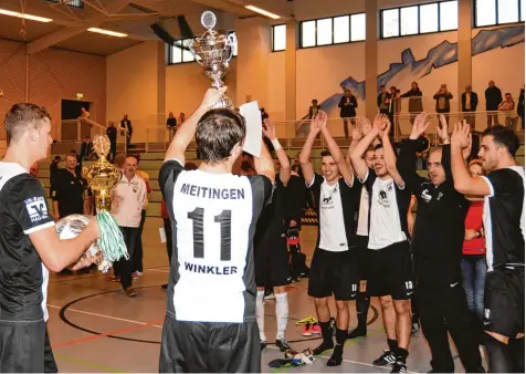  ?? Foto: Walter Brugger ?? Da kommt Freude auf! Titelverte­idiger TSV Meitingen ist mangels Masse direkt für die Endrunde der Augsburger Landkreism­eisterscha­ft im Hallenfußb­all qualifizie­rt. In die sem Jahr räumten Arthur Fichtner und Martin Winkler in Fischach Medaillen und...