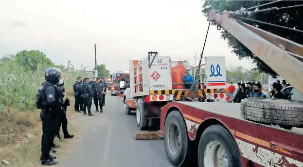  ?? RODRÍGUEZ /IVÁN ?? Unidades aseguradas y ocho detenidos, saldo de la riña del jueves