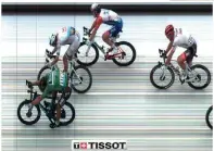 ??  ?? Grâce à sa photo-finish, Tissot départage les coureurs sur la ligne d’arrivée.