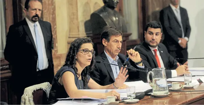  ?? JUAN MANUEL FOGLIA ?? Debate. Los senadores Cristina Fiore (sector Urtubey) y Luis Naidenoff (UCR), con el diputado K Marcos Cleri, presidente de la Bicameral que trató los DNU.