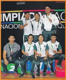  ??  ?? Judocas campechano­s posan con sus medallas obtenidas en las Olimpiadas Nacionales y Juveniles Nacionales celebrada en Queretaro, abajo uno de los combates