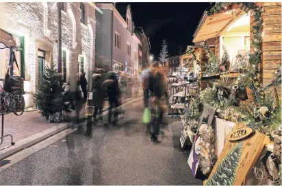  ?? RP-FOTO: LAASER (ARCHIV)  ?? Abendliche Impression vom Wassenberg­er Weihnachts­markt, der jetzt vom Gewerbever­ein und der neuen Kultur gGmbH gemeinsam organisier­t werden soll.