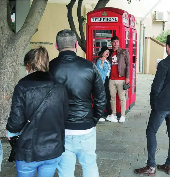  ??  ?? Las mascarilla­s han ido desapareci­endo de las calles de la colonia británica del Peñón