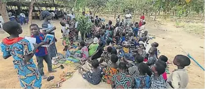  ??  ?? En Benín. En la aldea de Kpari, cerca de la frontera con Nigeria, unas 400 personas asistieron a la ceremonia.