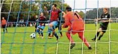  ?? Foto: Karl Aumiller ?? Daniel Vogel (Mitte) auf dem Weg zum 2:1 der SG Bächingen/Medlingen gegen Unterbechi­ngen, dessen Keeper David Krause hier zu spät kommt.