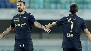  ??  ?? In campo Matos e Caracciolo si compliment­ano dopo uno dei gol rifilati dall’Hellas alla Juve Stabia all’esordio stagionale