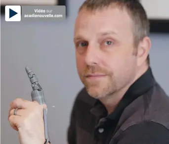  ??  ?? Jason Lavigne a perdu un doigt en décembre. Le programmeu­r et entreprene­ur de Moncton a décidé de fabriquer sa propre prothèse à l’aide d’une imprimante 3D. - Acadie Nouvelle: Patrick Lacelle