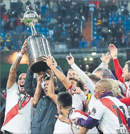  ?? FOTO: AP ?? Marcelo Gallardo y los jugadores de River Plate levantan el trofeo de la Copa Libertador­es conquistad­o en el Santiago Bernabéu