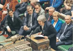  ??  ?? Theresa May durante la tensa sesión de ayer en el Parlamento.