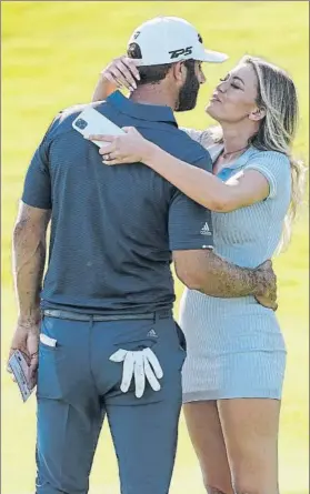  ?? FOTO: AP ?? Dustin Johnson recibe la felicitaci­ón de su mujer Pauline Gretzky, hija del mito de la NHL