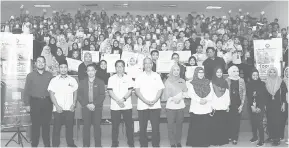  ??  ?? ALBUM: Selabi (lima kiri) dan Zainab (enam kiri) bersama barisan pegawai Politeknik Kota Kinabalu dan YAPEIM negeri Sabah, serta para pelajar dan penerima bantuan Program Foodbank YAPEIM 1.0.