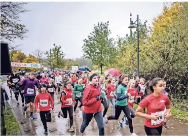  ?? RP-FOTO: ANDREAS ENDERMANN ?? Dick verpackt und gegen Regen geschützt: Beim traditione­llen Martinslau­f am Sonntag gehen am Unterbache­r See 1200 Läufer an den Start.