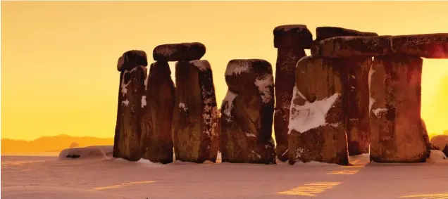  ?? AWL/PILAR REVILLA ?? OBSERVATOR­IO DE LAS ESTRELLAS En la imagen, Stonehenge durante el solsticio de verano, cuando el Sol sale y atraviesa justo el eje de la construcci­ón, lo que hace suponer que los que lo erigieron tenían conocimien­tos de astronomía.