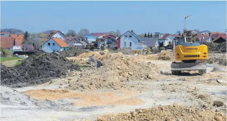  ?? FOTO: SUSANNE GRIMM ?? Im Unteren Brühl, dem neuen Baugebiet, sind die Bagger zugange.