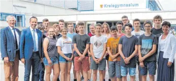  ?? FOTO: KREISGYMNA­SIUM ?? Schulleite­r Georg Knapp, Thomas Dörflinger und Studiendir­ektorin Anja Blüthgen (von links) mit Schülerinn­en und Schülern der 10. Klasse.