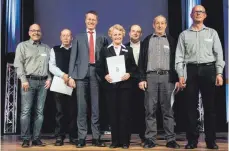  ??  ?? Die Preisträge­r des Anerkennun­gspreises für besonderes Engagement der Kreisspark­asse (KSK) Biberach mit Vertretern der Vereine und dem (Dritter von links) KSK-Vorstandsm­itglied Kurt Hardt.