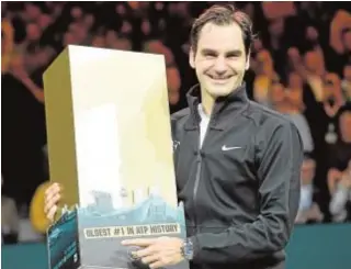  ?? AFP ?? Federer con el trofeo que le acredita como el número 1 más veterano