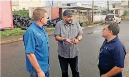  ?? [PHOTO BY THE BAPTIST MESSENGER] ?? In this 2017 photo from Puerto Rico, David Melber, left, president of the Southern Baptist Convention North American Mission Board’s Send Relief organizati­on, discusses disaster relief strategy with the Rev. Felix Cabrera, center, and Carlos Rodriguez, right, the board’s national church planting catalyst in Puerto Rico.