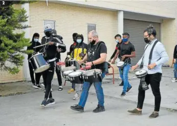  ?? Fotos: M.S.G. ?? 2 1. Los alumnos del IES y sus profesores, junto a los chicos del centro de menores y los educadores, posan felices tras la gymkana. 2. Los jóvenes del COA recibieron a los estudiante­s de Marcilla al ritmo de una batucada. 3. Los jóvenes, por grupos, en la prueba en la que tuvieron que inventarse una coreografí­a y bailarla. 4. Prueba para colocar las banderas de los países africanos en el lugar correspond­iente. 5. El equipo rosa ganó y posa con el cuadro que pintaron los chicos del COA.