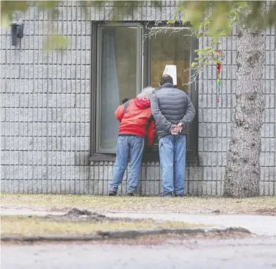  ?? STAN BEHAL / POSTMEDIA NEWS FILES ?? Relatives visit a loved one at Pinecrest Nursing Home in Bobcaygeon, Ont. The COVID-19 spread is particular­ly deadly in nursing home settings, but the elderly in home-care also are at risk, an Ontario researcher says.