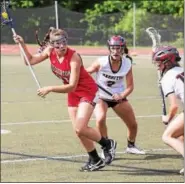  ?? RACHEL WISNIEWSKI — FOR DIGITAL FIRST MEDIA ?? Juliana Borisow (Souderton, left) defends the ball while going up against both Allison Schwab and Emma Arronson (Harriton, center and right) Tuesday.