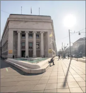  ??  ?? VIŠAK LIKVIDNOST­I Guverner HNB-a Boris Vujčić otkrio je da u bankama leži 30 milijardi kuna viška likvidnost­i