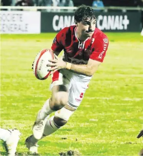  ?? Photos Photos Bernard ?? Avec le numéro 10 dans le dos pour la première fois face à Montauban, le staff biarrot renouvelle­ra sa confiance à Baptiste Germain face à Agen.