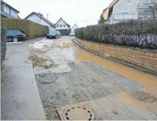  ?? FOTO: BAUCH ?? Hier musste vor wenigen Tagen eingegriff­en werden. Ein Wasserrohr war geplatzt, die Leitung musste geflickt werden. Die Anwohner waren deshalb mindestens einen Tag vom Wassernetz abgeschnit­ten.