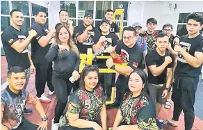  ??  ?? BERSEDIA: Matthew (tiga kanan, barisan kedua) dan Louise (kiri, barisan kedua) bersama jurulatih dan ‘pullers’ Sarawak semasa sesi latihan.