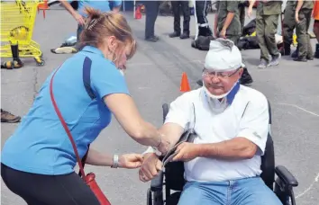  ?? —photo Danic Legault ?? Plusieurs compétitio­ns amicales entre les municipali­tés de La Nation et Casselman ont été organisées dans le cadre de la Journée Denis Renaud. Ici, le maire de La Nation, François St-Amour, accompagné de la conseillèr­e Marie-Noëlle Lanthier, lors de la...