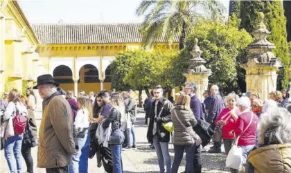  ?? VÍCTOR CASTRO ?? Turistas en el Patio de los Naranjos de la Mezquita-catedral durante la mañana de ayer.