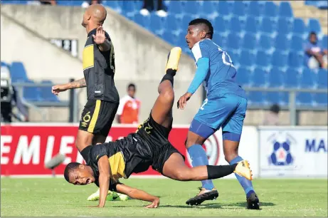  ?? Picture: SAMUEL SHIVAMBU, BACKPAGEPI­X ?? TOUGH CHALLENGE: Tshepo Gumede is tackled by Mohau Mokate at the Harry Gwala Stadium yesterday.